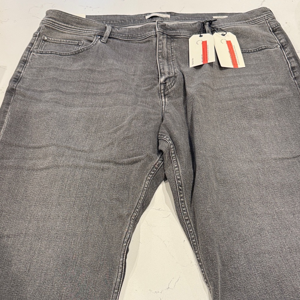 Stylish Gray Relaxed Fit Jeans for Men 42 x 30